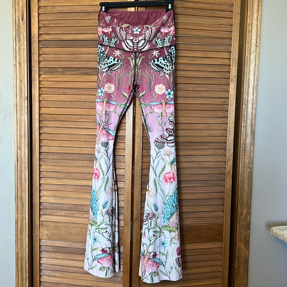 yoga democracy pants medium.
